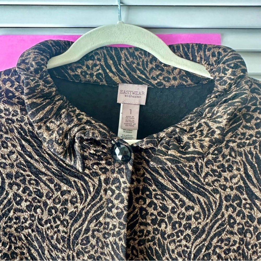 Chico’s Easywear Swing Jacket Size 1 Medium Animal Print Button Foil Wire Collar - Picture 2 of 9